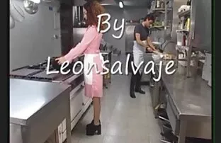 XXX جوجه خروس را وارونه می کند د فیلم سکس و از اولین رابطه جنسی مقعد بلند بلند ناله می کند