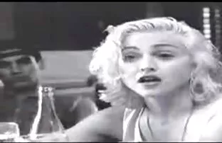 XXX کاهنان دختر دانلود فیلم سکس پسر با مادر روی عضو یک مرد جوان می پرند.