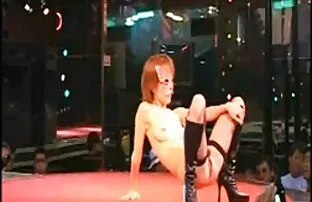 XXX سبزه داغ در شلوار استرچ دانلود فیلم صکصی و لباس زرق و برق دار ، انفرادی را نشان می دهد