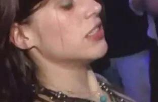 XXX سبزه اغوا کننده گربه ها و ناله ها را با صدای بلند نمایش فیلم سوپرسکسی بلند می کند