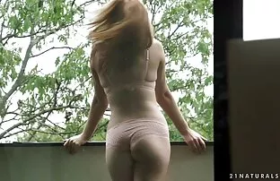 XXX پدر فالز دانلود فیلم سکس سفید برفی پاهای خود را جلوی پسر پخش کرد.
