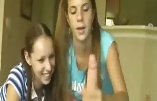 XXX لزبین ها در جوراب ساق سکس کسزیبا بلند در آشپزخانه رابطه جنسی دهانی دارند