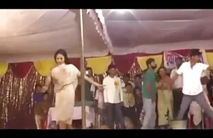 XXX زیبایی باریک که به صورت جنسی در کنار استخر قرار می گیرد دانلد فیلم سگسی