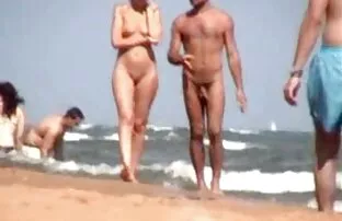 XXX یک زن قهوه ای با پاشنه بلند دست خود را نمایش فیلم سوپرسکسی ناله می کند.