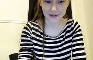 XXX مدل پر زرق و برق برهنه روی تخت دراز کشیده و رویای سکس می دانلود فیلم و عکس های سکسی بیند