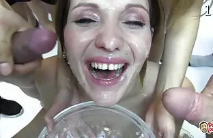 XXX دختری دیدنی و جذاب با خوشحالی نوازش می دهد که گربه های خود را دانلود فیلم سوپر در تلگرام در حالت های مختلف در گفتگوی جنسی نوازش می کند