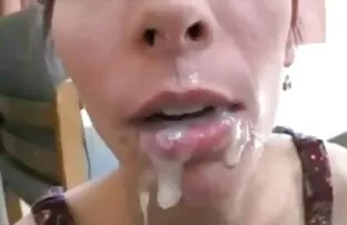 XXX جوجه با لباس سفید یک عضو را لیز می کند و یک مرد نگران تخم می فیلم سکسی سیاوش دلسوز گذارد
